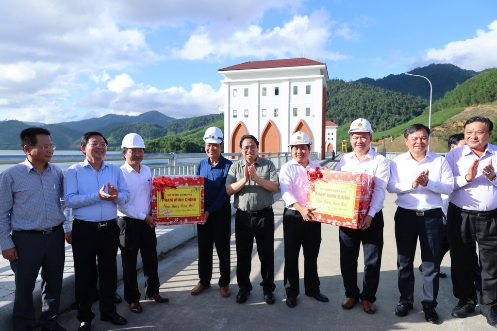 Thủ tướng tặng quà các đơn vị thi công, vận hành hồ Đồng Mít - Ảnh: VGP/Nhật Bắc