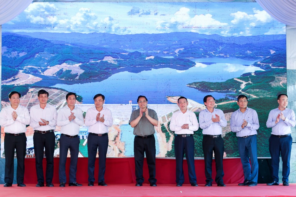 Thủ tướng và lãnh đạo các bộ ngành, tỉnh Bình Định tại lễ khánh thành hồ Đồng Mít, chiều 4/2 - Ảnh: VGP/Nhật Bắc