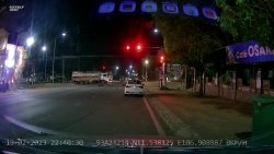 Vượt đèn đỏ, tông vào xe tải, hai thanh niên ngã xuống đường, bất tỉnh