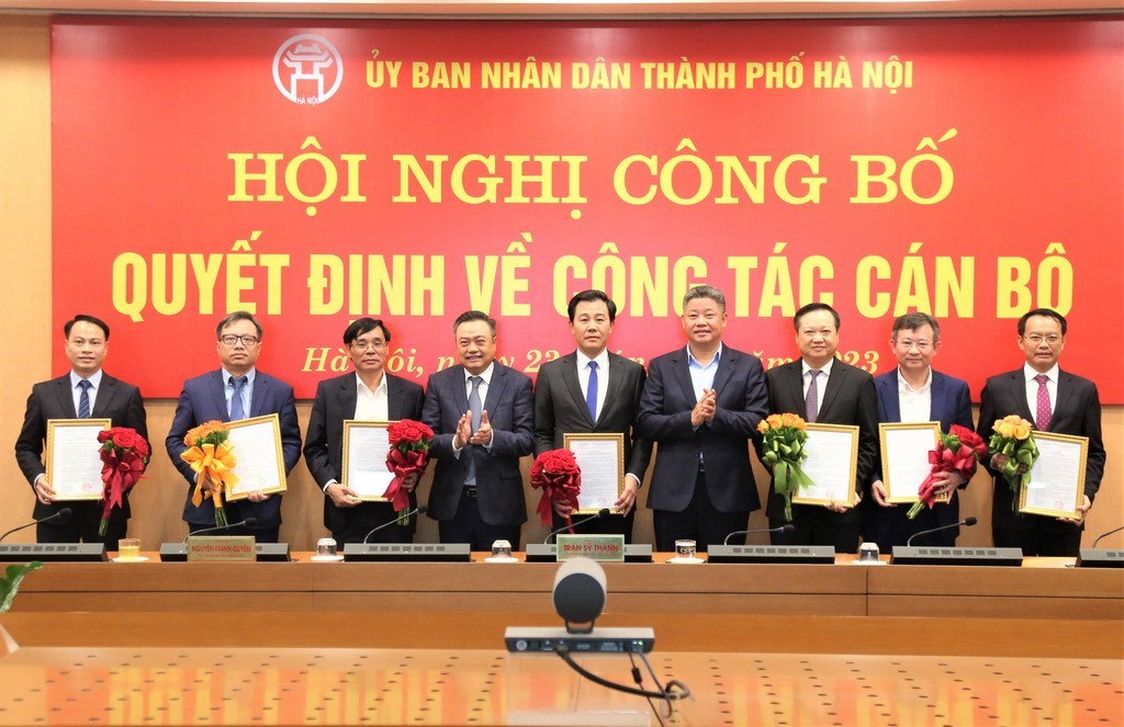 Chủ tịch UBND thành phố Trần Sỹ Thanh và Phó Chủ tịch UBND thành phố Nguyễn Mạnh Quyền trao các quyết định về công tác cán bộ.