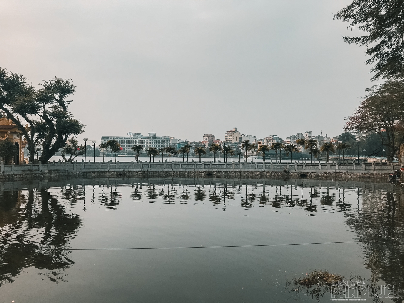 Phố xá Hà Nội vắng vẻ, nhiều cửa hàng treo biển sang nhượng lo ngai dich covid 19 pho xa ha noi vang lang