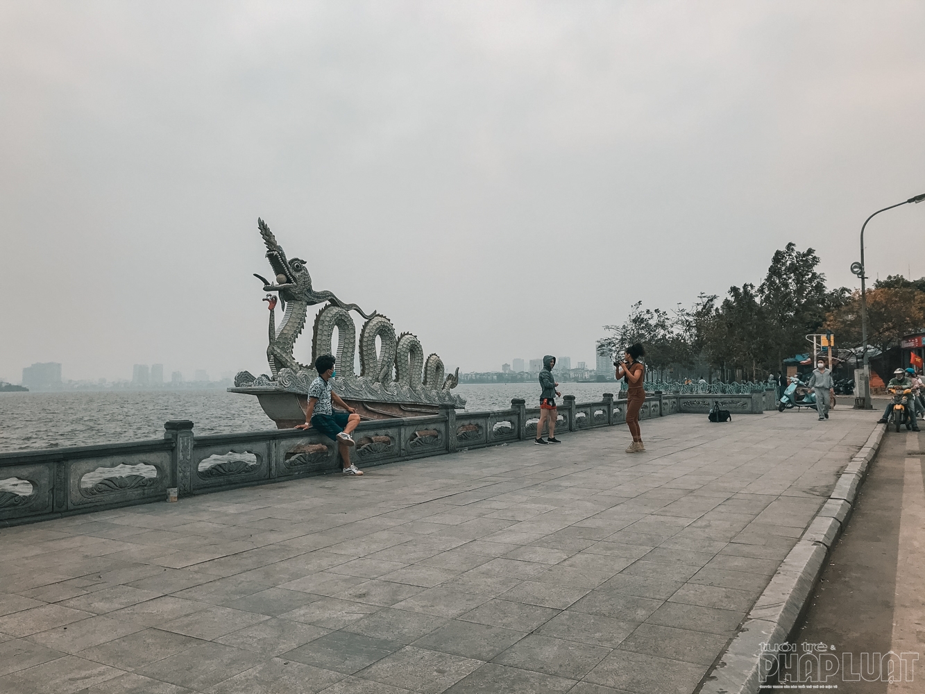 Phố xá Hà Nội vắng vẻ, nhiều cửa hàng treo biển sang nhượng lo ngai dich covid 19 pho xa ha noi vang lang