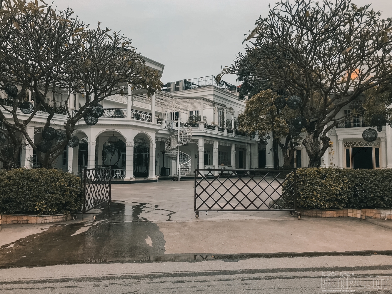 Phố xá Hà Nội vắng vẻ, nhiều cửa hàng treo biển sang nhượng lo ngai dich covid 19 pho xa ha noi vang lang