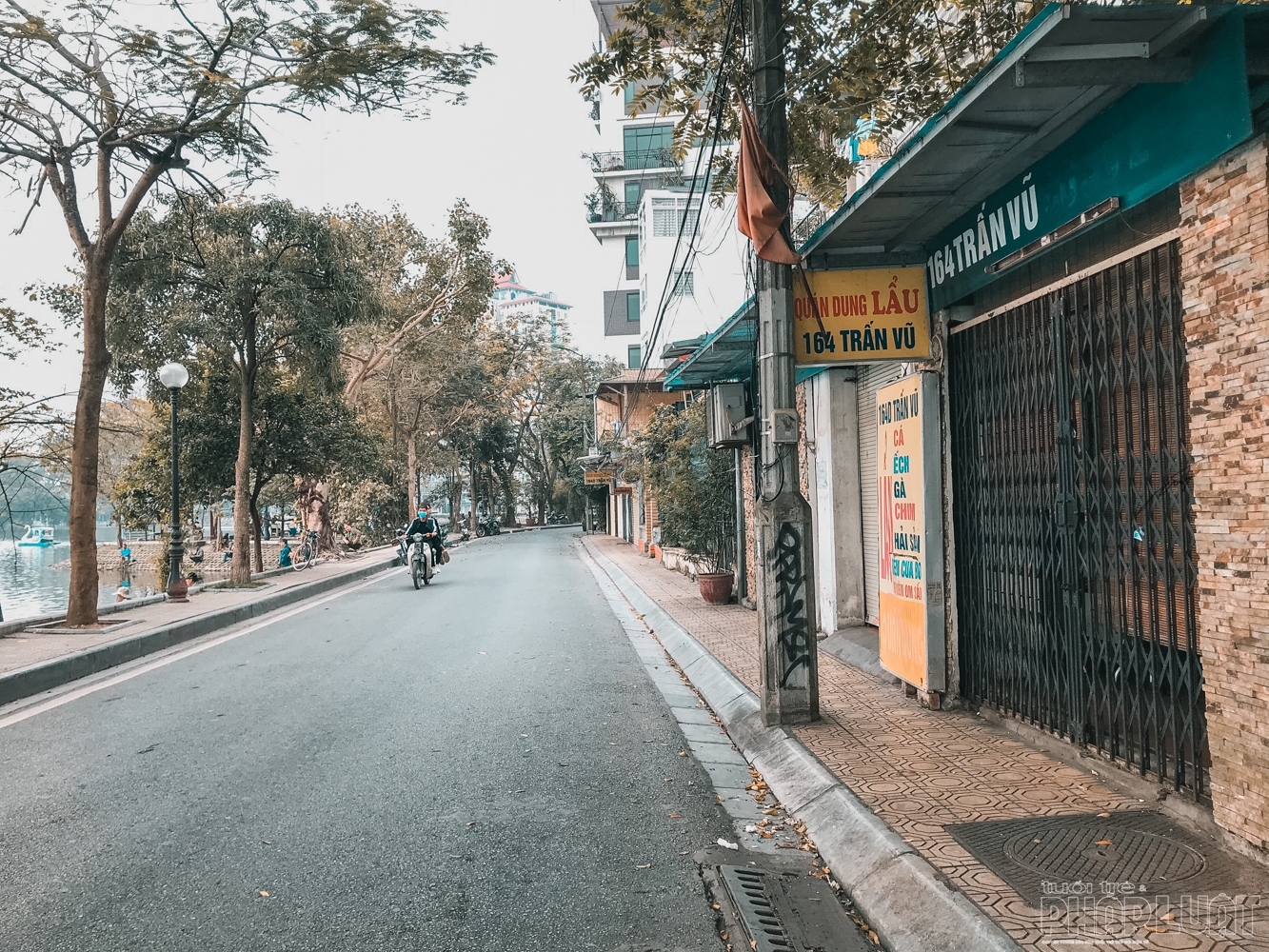 Phố xá Hà Nội vắng vẻ, nhiều cửa hàng treo biển sang nhượng lo ngai dich covid 19 pho xa ha noi vang lang