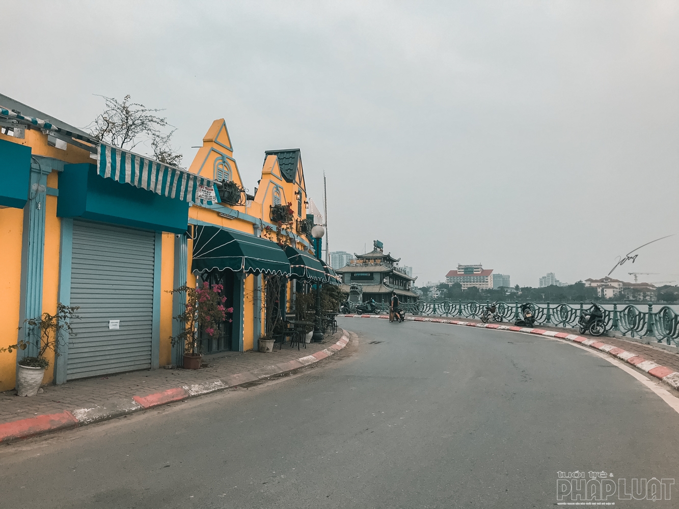 Phố xá Hà Nội vắng vẻ, nhiều cửa hàng treo biển sang nhượng lo ngai dich covid 19 pho xa ha noi vang lang