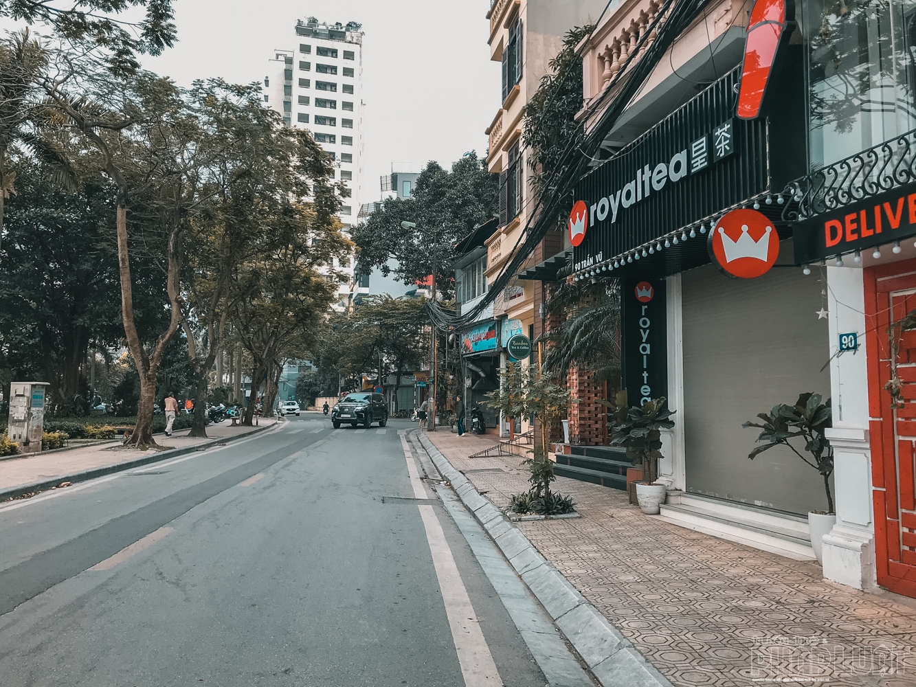 Phố xá Hà Nội vắng vẻ, nhiều cửa hàng treo biển sang nhượng lo ngai dich covid 19 pho xa ha noi vang lang