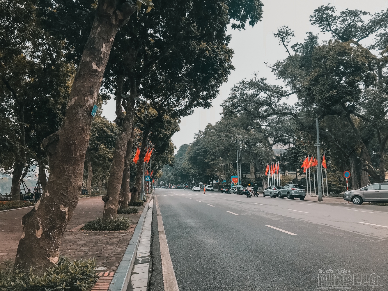 Phố xá Hà Nội vắng vẻ, nhiều cửa hàng treo biển sang nhượng lo ngai dich covid 19 pho xa ha noi vang lang