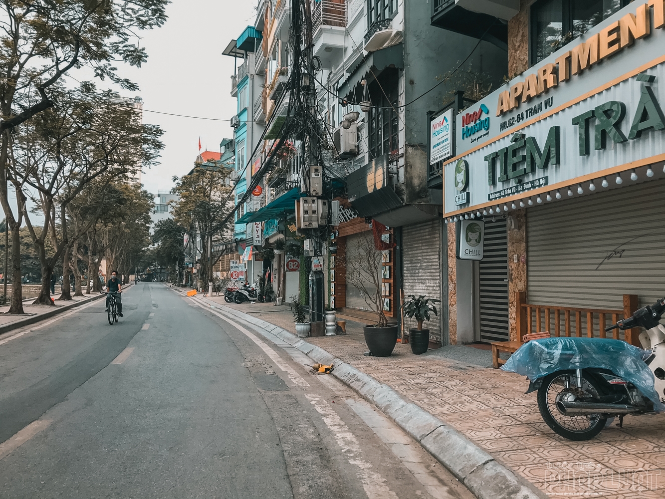 Phố xá Hà Nội vắng vẻ, nhiều cửa hàng treo biển sang nhượng lo ngai dich covid 19 pho xa ha noi vang lang
