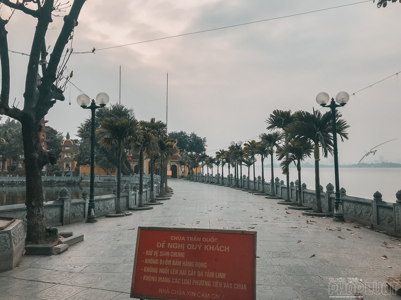 Phố xá Hà Nội vắng vẻ, nhiều cửa hàng treo biển sang nhượng lo ngai dich covid 19 pho xa ha noi vang lang