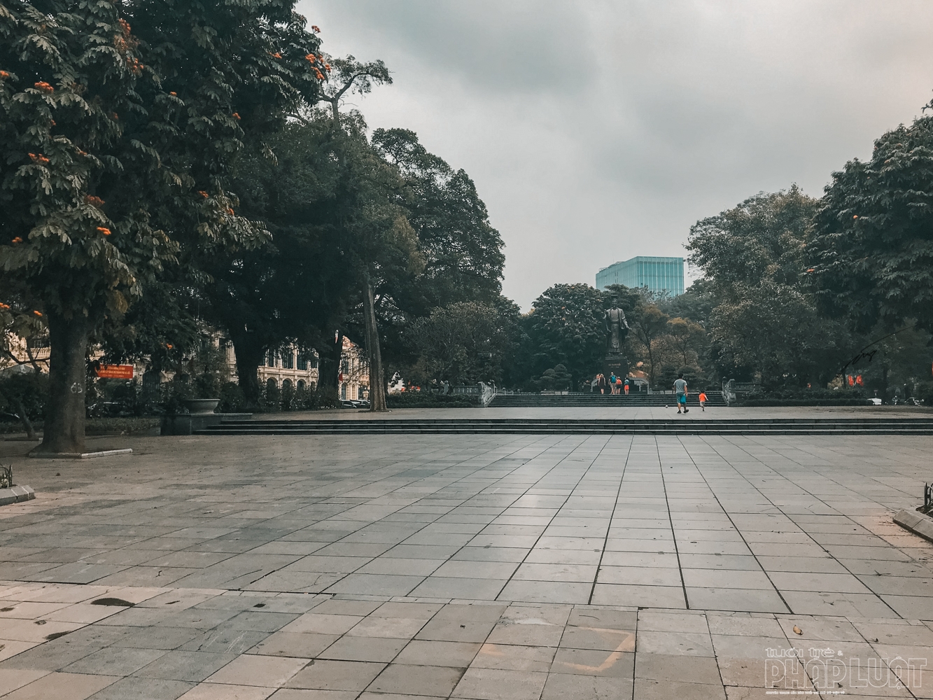 Phố xá Hà Nội vắng vẻ, nhiều cửa hàng treo biển sang nhượng lo ngai dich covid 19 pho xa ha noi vang lang