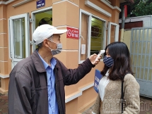 Kiểm tra sức khỏe khi ra vào trụ sở UBND phường Phương Liệt