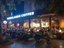 Giới trẻ vô tư trà chanh "chém gió" giữa thời điểm dịch Covid-19 diễn biến phức tạp