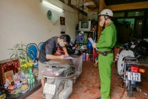 Công an Hà Nội ra quân vận động chủ cửa hàng tạm đóng cửa phòng dịch Covid-19