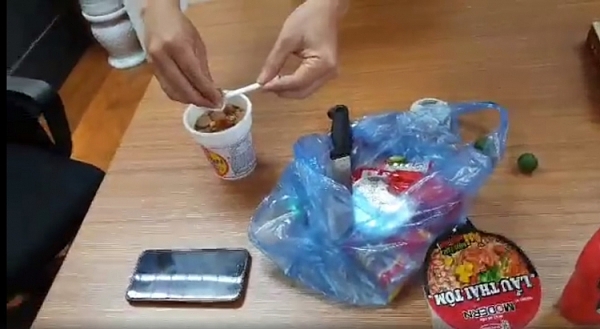 Muôn sắc thái cơm trưa của dân văn phòng mùa dịch Covid-19 muon sac thai com trua cua dan van phong mang com trua mua dich covid 19