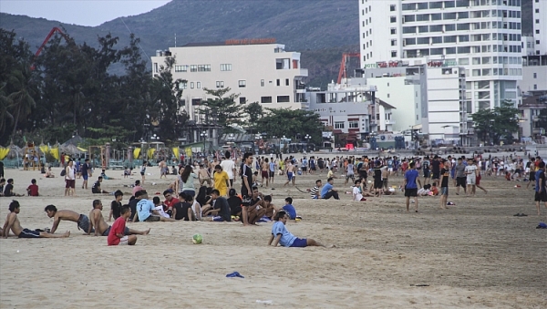 nguoi dan quy nhon van do xo di tam bien mac lenh gioi nghiem