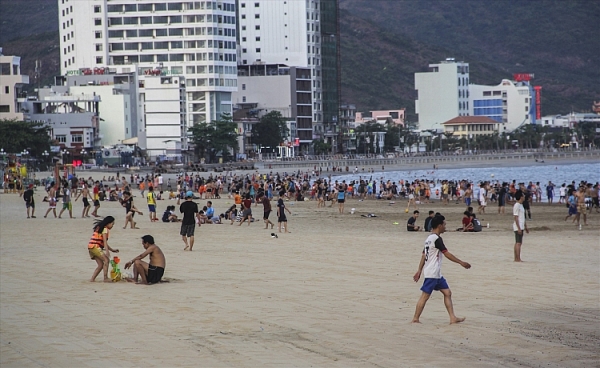 nguoi dan quy nhon van do xo di tam bien mac lenh gioi nghiem