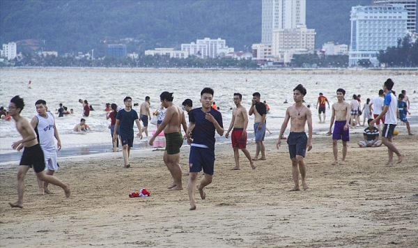 nguoi dan quy nhon van do xo di tam bien mac lenh gioi nghiem