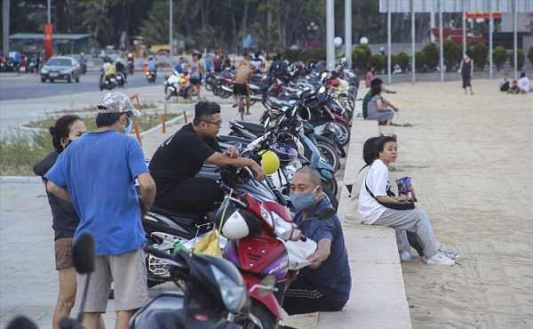 nguoi dan quy nhon van do xo di tam bien mac lenh gioi nghiem