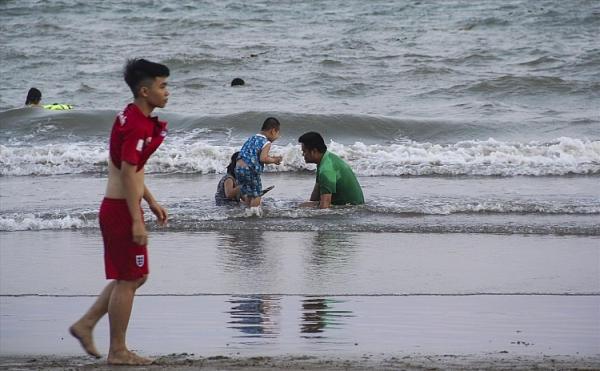 nguoi dan quy nhon van do xo di tam bien mac lenh gioi nghiem