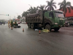 hai duong va cha m voi xe ho vo hai nguoi thuong vong