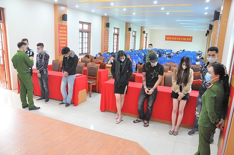 50 nam nữ bị bắt quả tang khi bay lắc tại huyện Bình Giang Hải Dương
