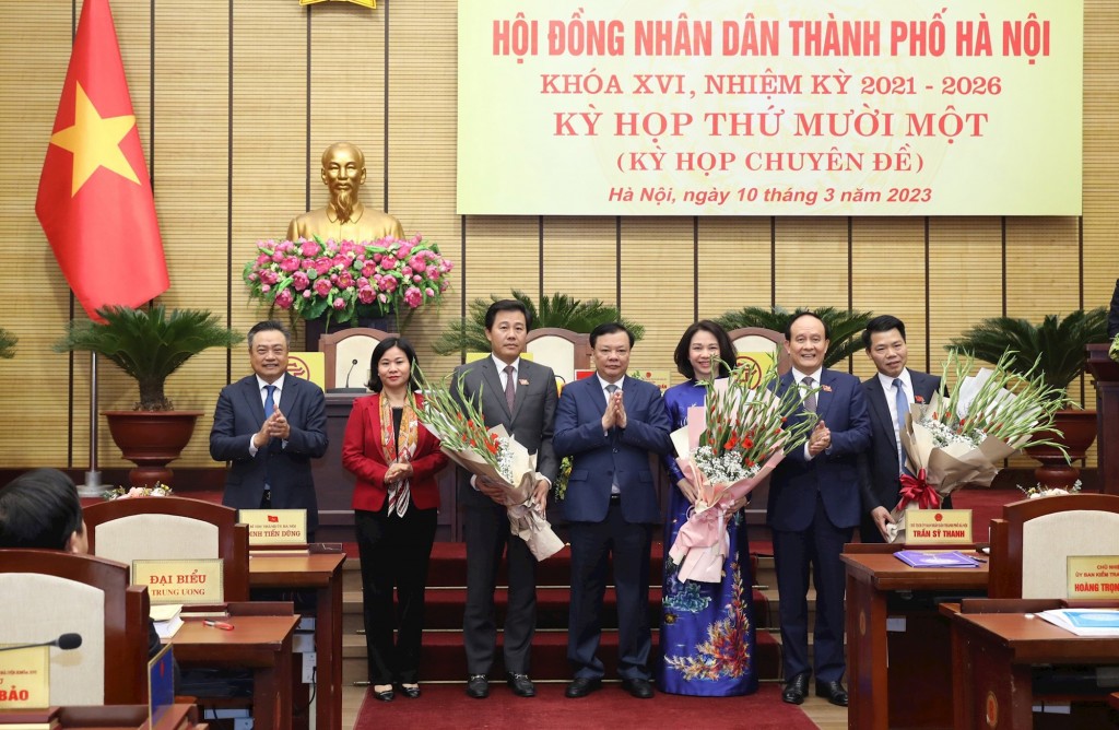 các đồng chí lãnh đạo thành phố chúc mừng các đồng chí vừa được bầu giữ các cương vị mới tại kỳ họp thứ mười một, HĐND thành phố Hà Nội diễn ra ngày 10-3-2023