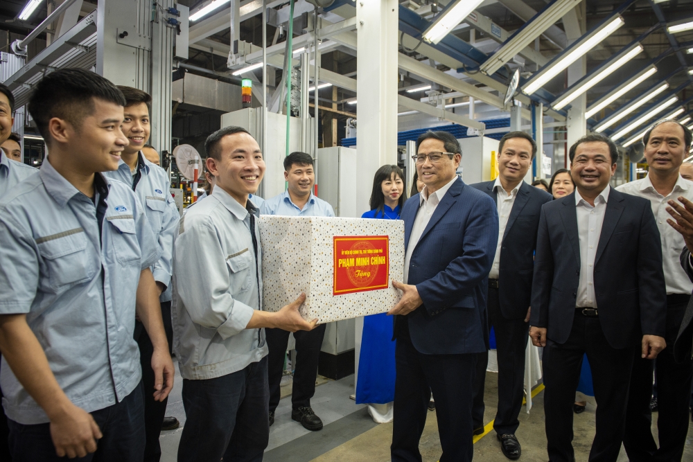 Thủ tướng làm việc tại Nhà máy sản xuất, lắp ráp ô tô Ford Việt Nam ở tỉnh Hải Dương