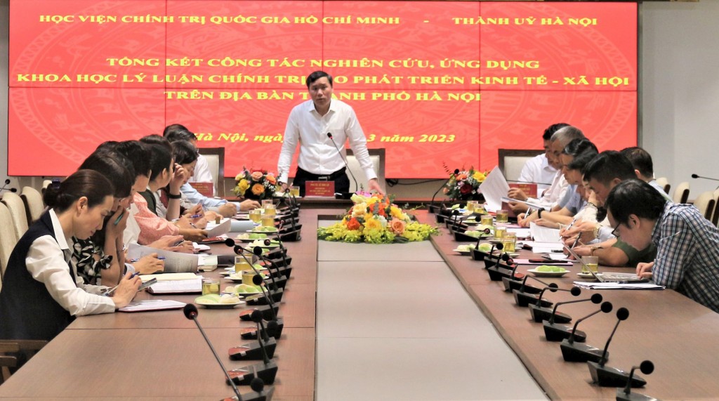 GS.TS Lê Văn Lợi, Phó Giám đốc Học viện Chính trị quốc gia Hồ Chí Minh phát biểu tại hội nghị.