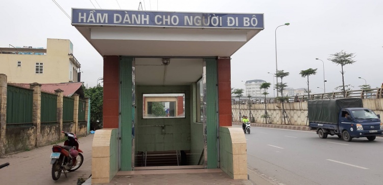 Hà Nội: Người dân không mặn mà với cầu vượt đi bộ, hầm bộ hành