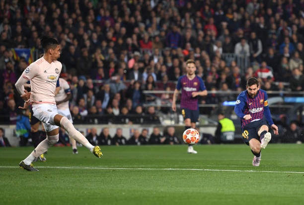 Messi rực sáng, Barcelona khiến MU thảm bại