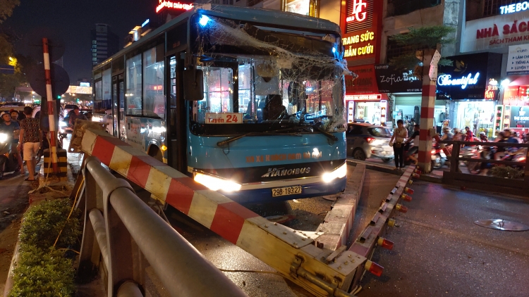 Hà Nội: Xe buýt đâm đổ thanh chắn cầu vượt Thái Hà
