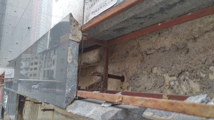 Hà Nội: Đá ốp ngoài chung cư Định Công 96A rơi vỡ gây nguy hiểm cho cư dân