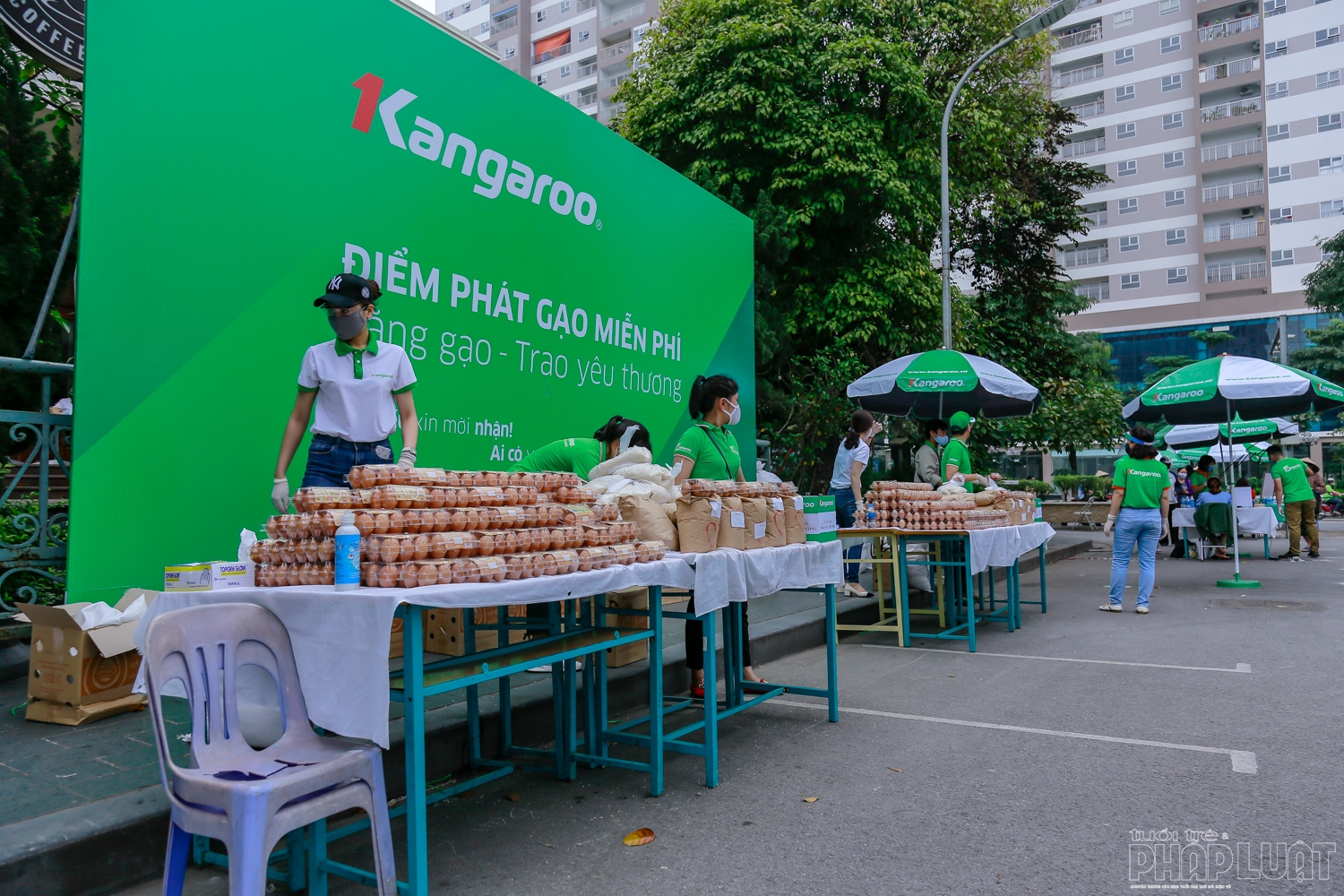 3 ngay huy dong 30 tan gao va 30000 qua trung tang nguoi ngheo thu do