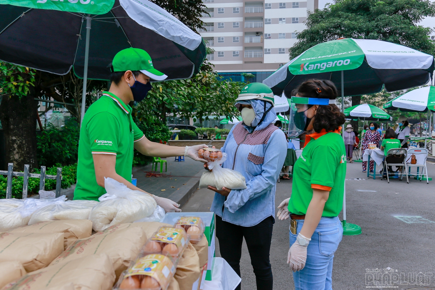 3 ngay huy dong 30 tan gao va 30000 qua trung tang nguoi ngheo thu do