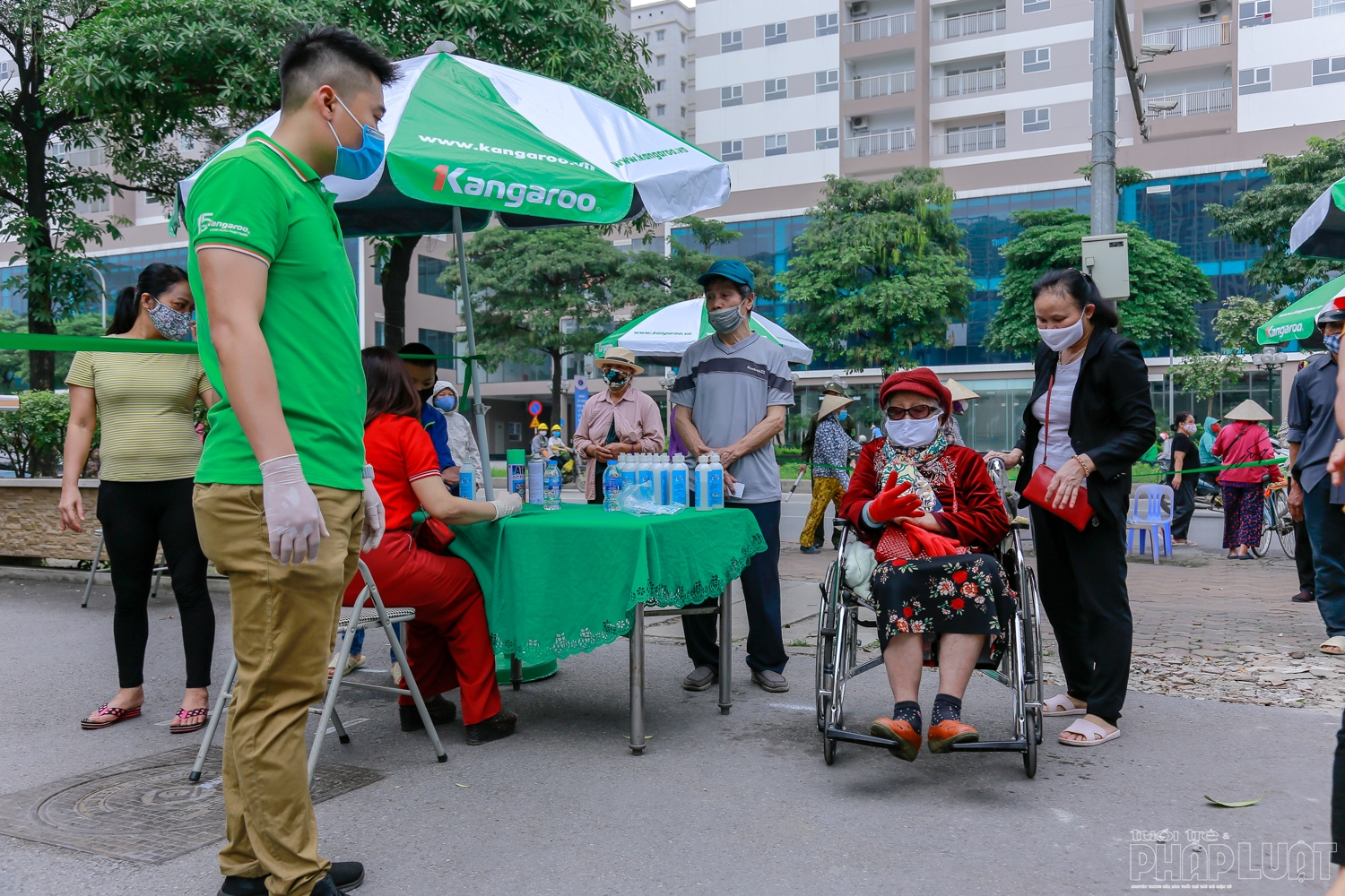 3 ngay huy dong 30 tan gao va 30000 qua trung tang nguoi ngheo thu do