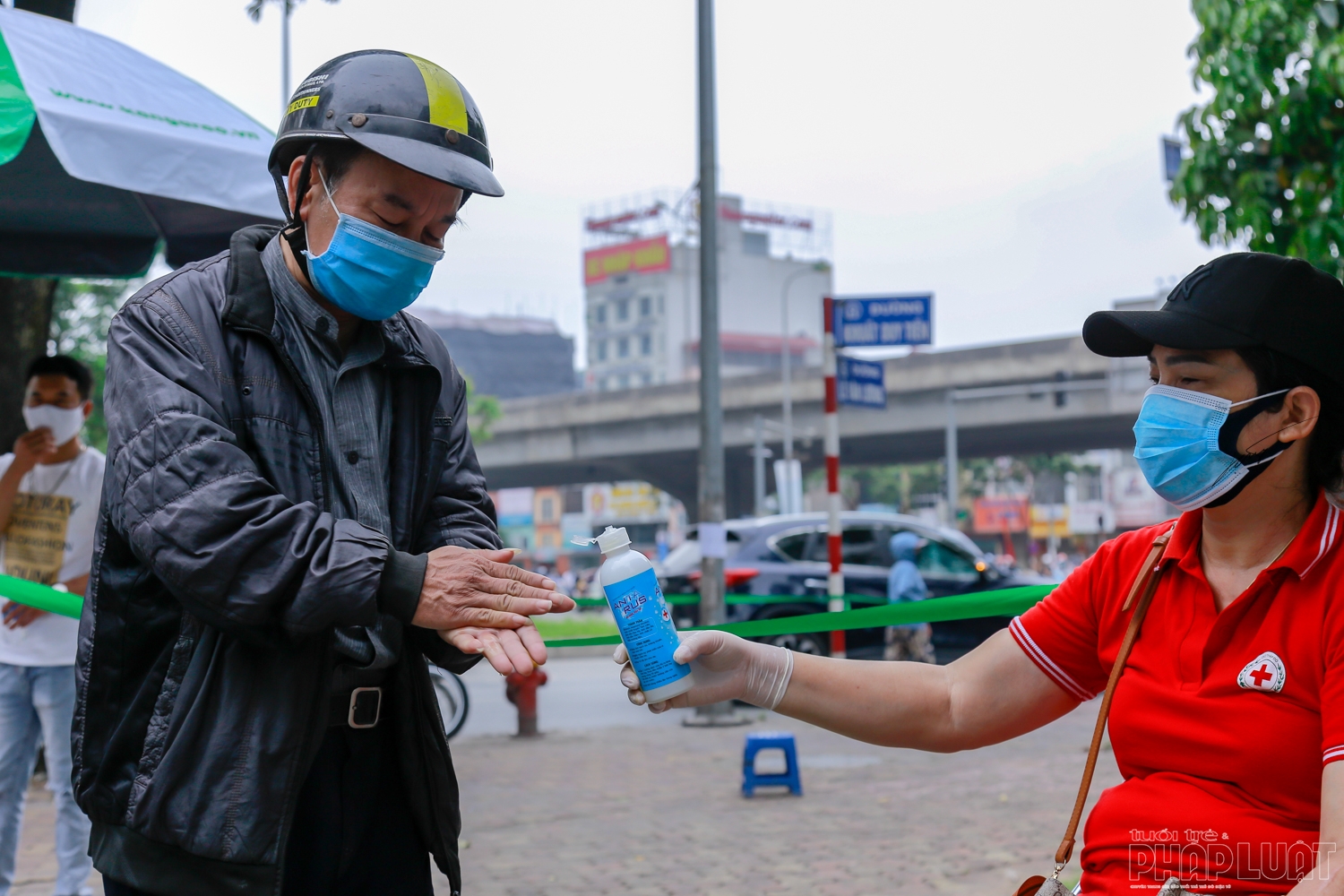 3 ngay huy dong 30 tan gao va 30000 qua trung tang nguoi ngheo thu do