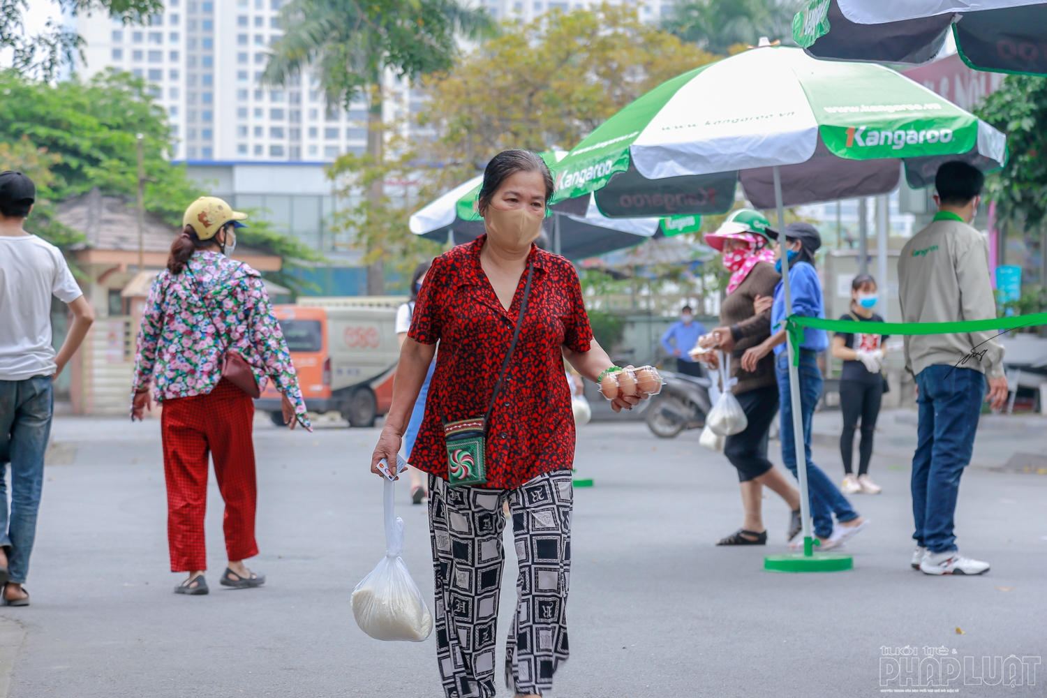 3 ngay huy dong 30 tan gao va 30000 qua trung tang nguoi ngheo thu do