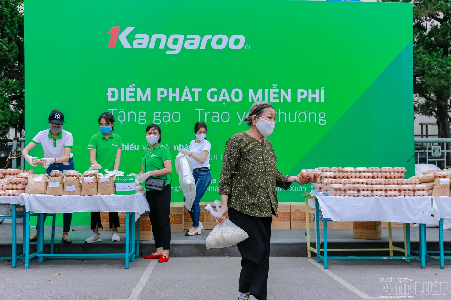 3 ngay huy dong 30 tan gao va 30000 qua trung tang nguoi ngheo thu do