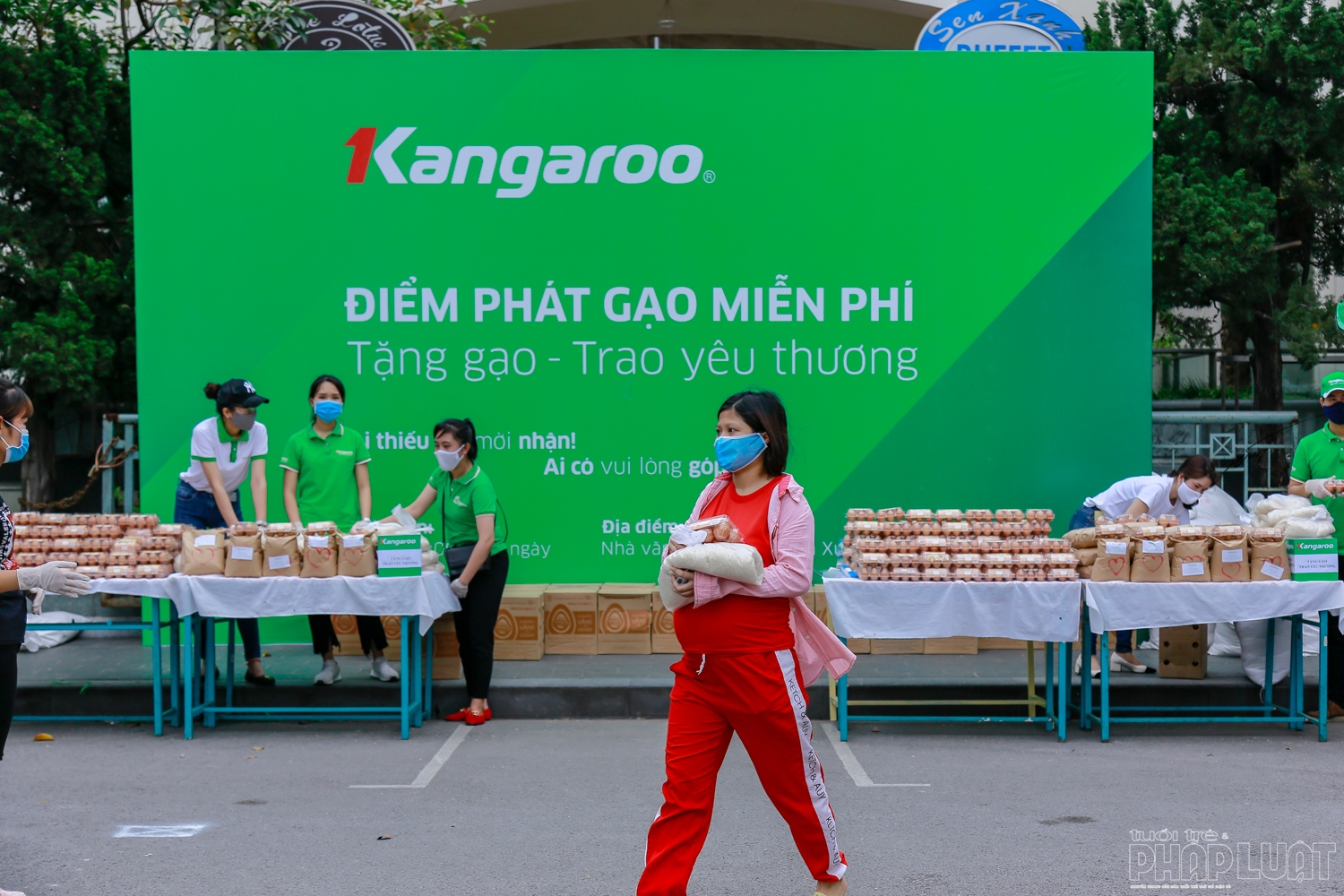 3 ngay huy dong 30 tan gao va 30000 qua trung tang nguoi ngheo thu do