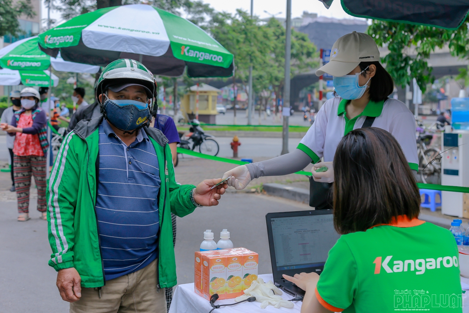 3 ngay huy dong 30 tan gao va 30000 qua trung tang nguoi ngheo thu do