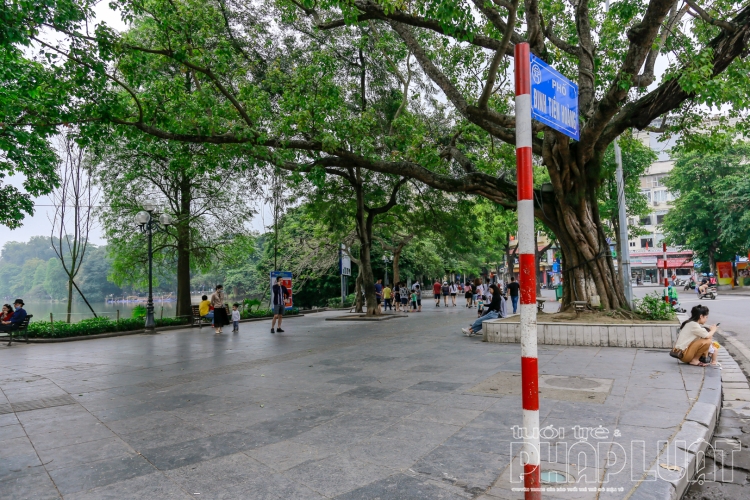 nguoi dan ha noi choi voi tren cac tuyen pho lon dip le 304