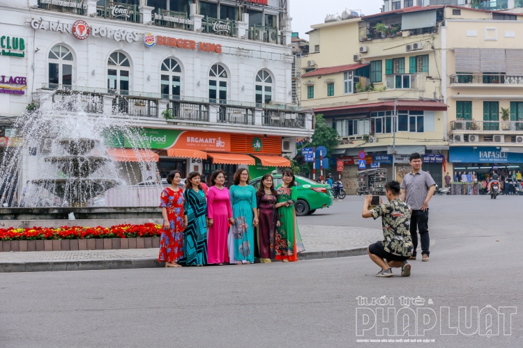 nguoi dan ha noi choi voi tren cac tuyen pho lon dip le 304