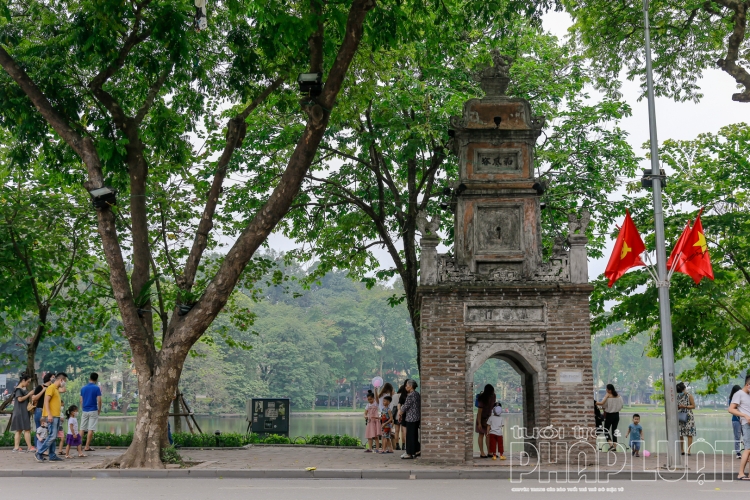 nguoi dan ha noi choi voi tren cac tuyen pho lon dip le 304