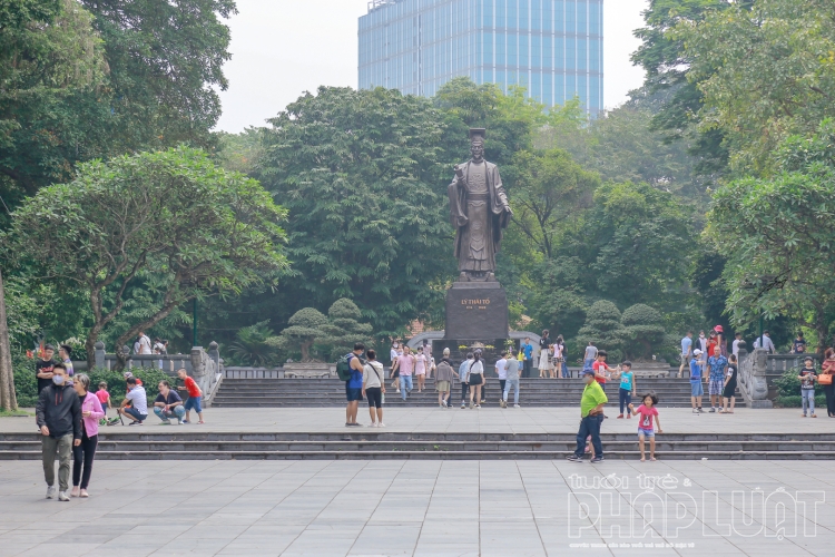 nguoi dan ha noi choi voi tren cac tuyen pho lon dip le 304