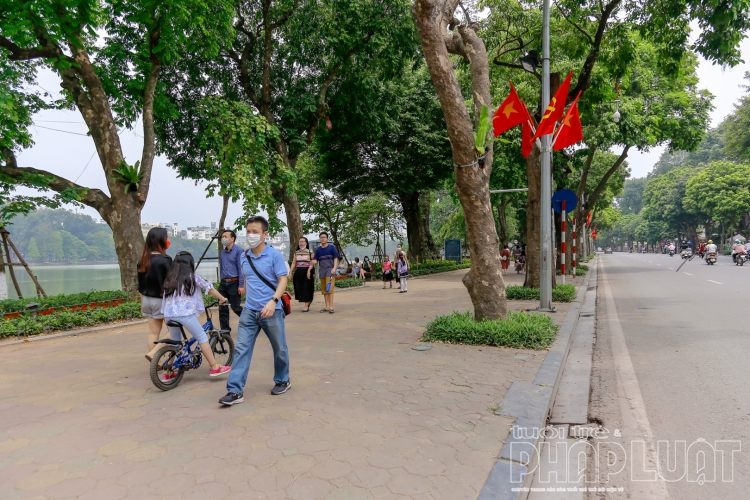 nguoi dan ha noi choi voi tren cac tuyen pho lon dip le 304