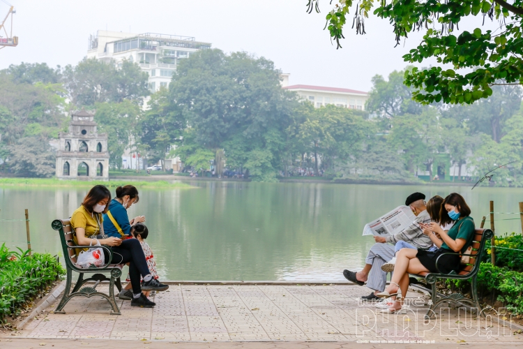 nguoi dan ha noi choi voi tren cac tuyen pho lon dip le 304