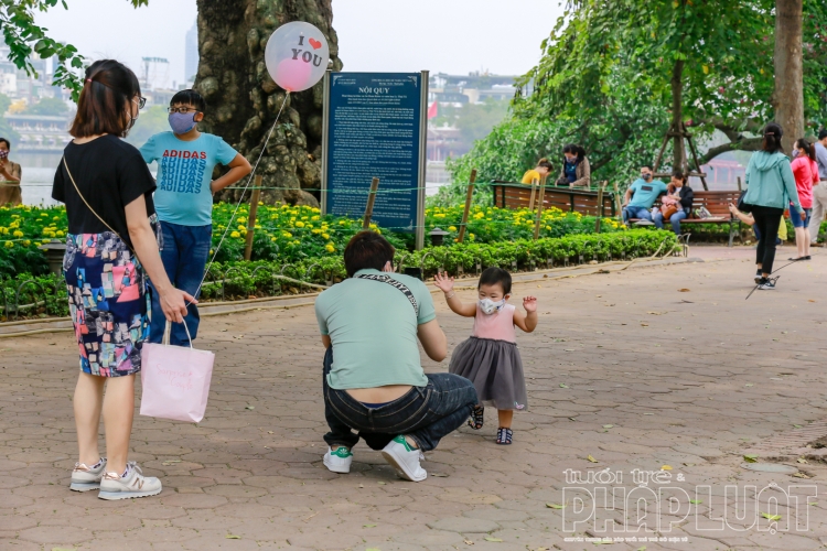 nguoi dan ha noi choi voi tren cac tuyen pho lon dip le 304