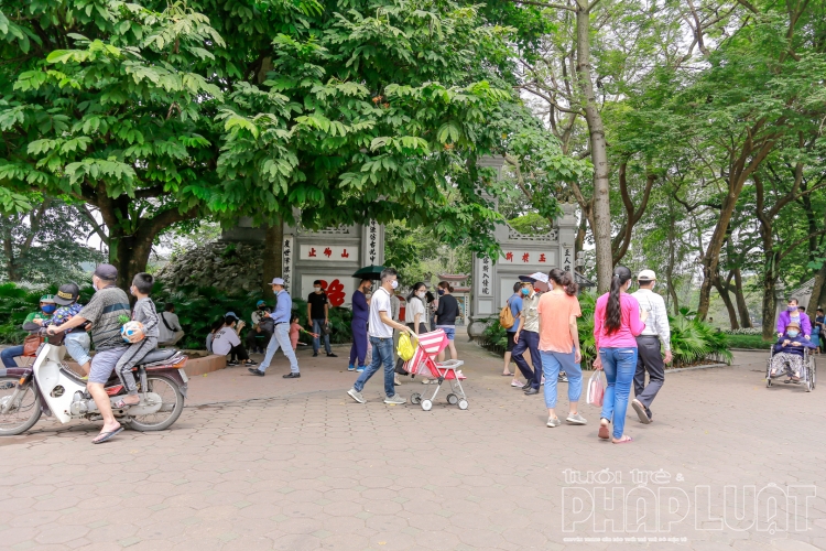 nguoi dan ha noi choi voi tren cac tuyen pho lon dip le 304