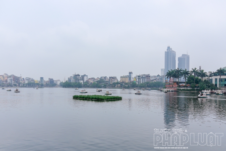 nguoi dan ha noi choi voi tren cac tuyen pho lon dip le 304