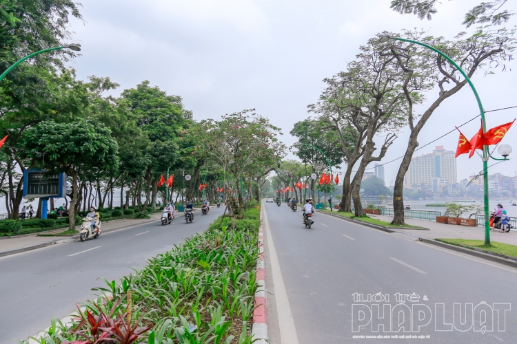 nguoi dan ha noi choi voi tren cac tuyen pho lon dip le 304